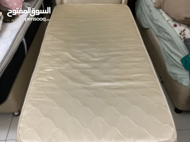 سرير مع مرتبة