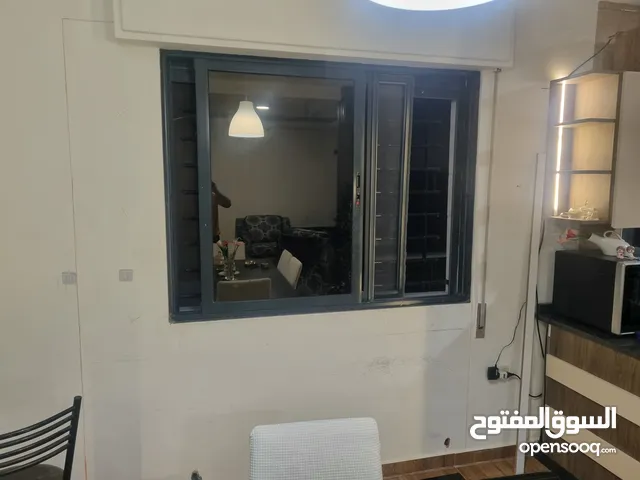 شباك المنيوم اسود مقطع خاص زجاج دبل لون عسلي مع كامل أغراضه الحلق والاباجور والرخام