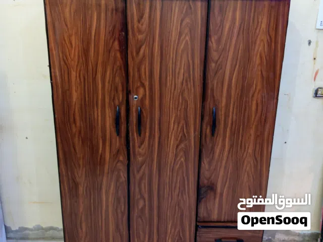 دولاب شبابى 3 درفة خشب كونتر استعمال نضيف جداا بدون اى كسر ولا تصليحات