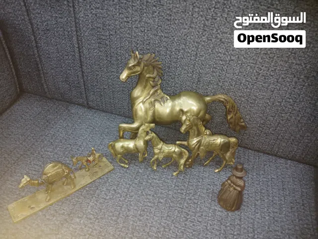 نحاسيات صب  للبيع  عباره عن 4 احصن  وجرس  نحاس صب اصلي وثقيل