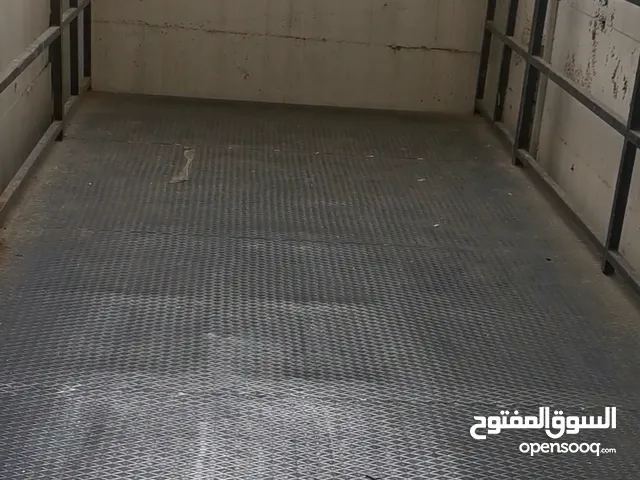 للإيجار بالري مساحات ارضي وبالسرداب تصلح انشطه ومخازن كما يوجد مكاتب للايجار ومحل للإيجار