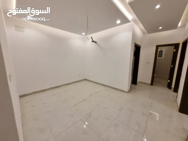 شقة فاخرة لليجار السنوي الرياض حي الرمال مكونة من ثلاث غرف ودورتين مياه ومطبخ اوصالة مكيفات اسبيلت