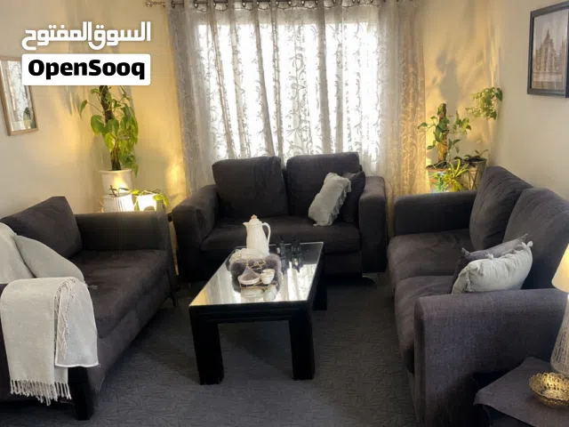 طقم كنب تفصيل وكالة مع بردايتين وموكيت 4*5 للبيع