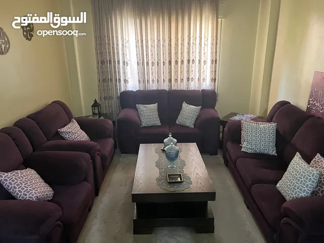 طقم كنب صالون مستعمل بحال الجديد لون بنفسجي مقاعد 7 مع وجود طاولة وسط و طربزات خشب