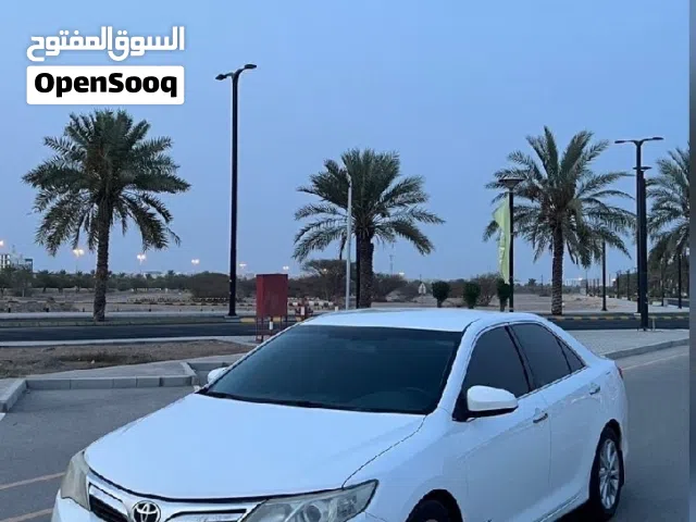 تويوتا كامري 2014 نظيفة ومرخصة مع مواصفات خليجية وداخلية عصرية