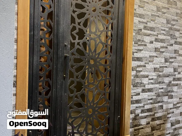باب حديد حماية خارجي متين ونقشه جميلة العرض 1.27/طول 2.25