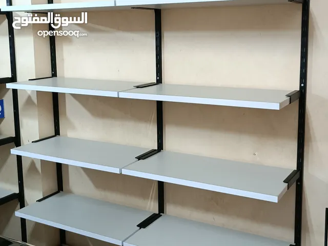 رفوف خشب وزجاج