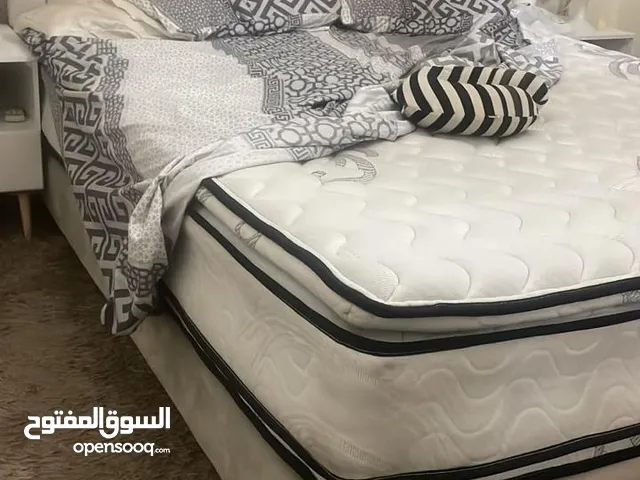 الأثاث كامل بحالة ممتازة و كأنه جديد، كواليتي عالية جداً