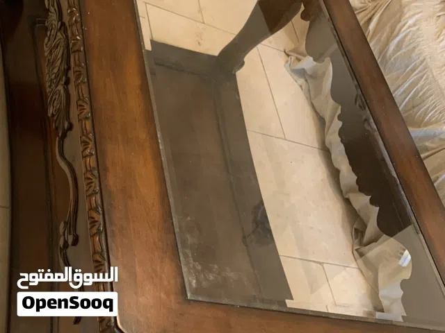 للبيع طاوله لغرفه الجلوس خشب مع زجاج كبيرة