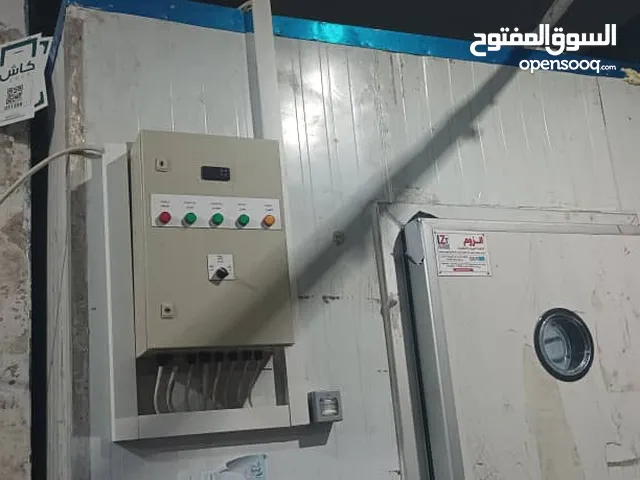 ثلاجه مركزيه مع منظومه طاقه شمسيه تبعه