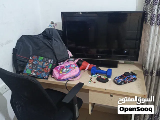 شاشه الجي عاديه مع مكتب دراسي وكرسي المكتب للبيع