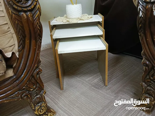 طاولة وسط مع سيرفس وطاولة شاشة