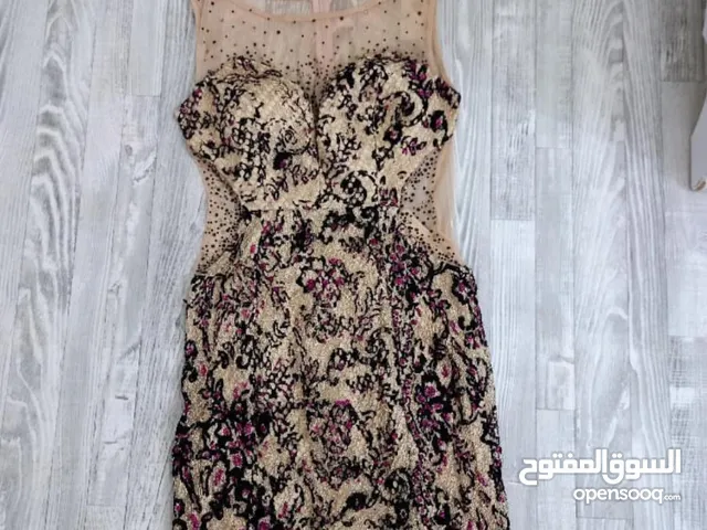فستان للبيع