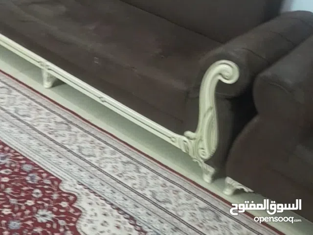 كنبتين وكرسيين