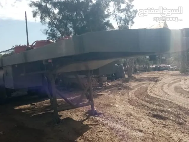 السلام عليكم. بيتينه صحراويه للبيع مستعمله الطول 11متر العرض 3متر مكان اربع شوارع الجلديه.