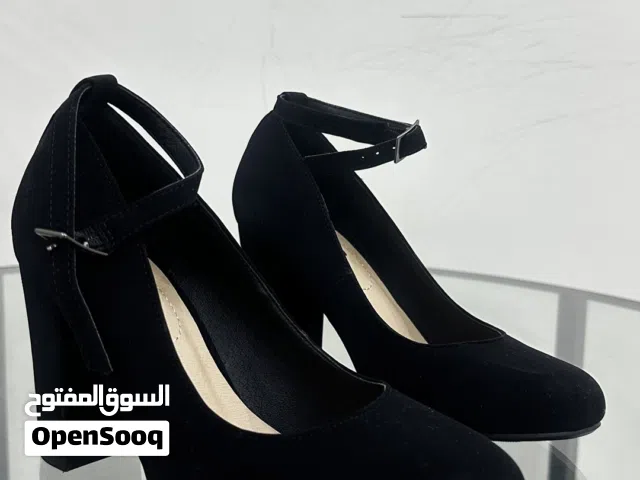 جوتي مع كعب مخمل اسود