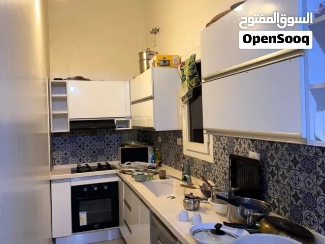 السلام عليكم   شقة مفروشة للإيجار موقع مميز الدور الثالث لا يوجد مصعد ... 3 غرف نوم صالون وحمامين