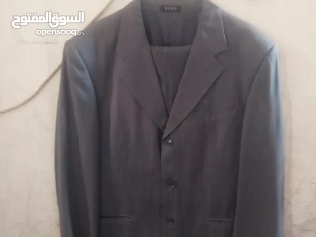 بدل رسميه عمليه حفلات جميله وبحالة الوكاله لون رمادي وبني وقياس 60 اقماشة حبر