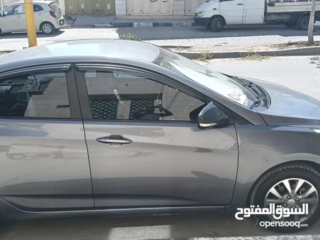 هونداي اكسنت موديل 2016 محرك 1.6 الجير المميز 4 غيار السيارة بحالة الوكاله - كرتونه - عداد قليل