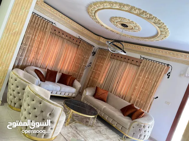 طقم صالون مستعمل 3 سنين الطقم كتير ثقيل وحلو بدي ابيعو من الاخر 2500₪ التوصيل عليكو