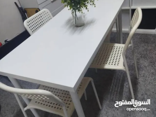 طاولة ايكيا مع ثلاث كراسي للبيع
