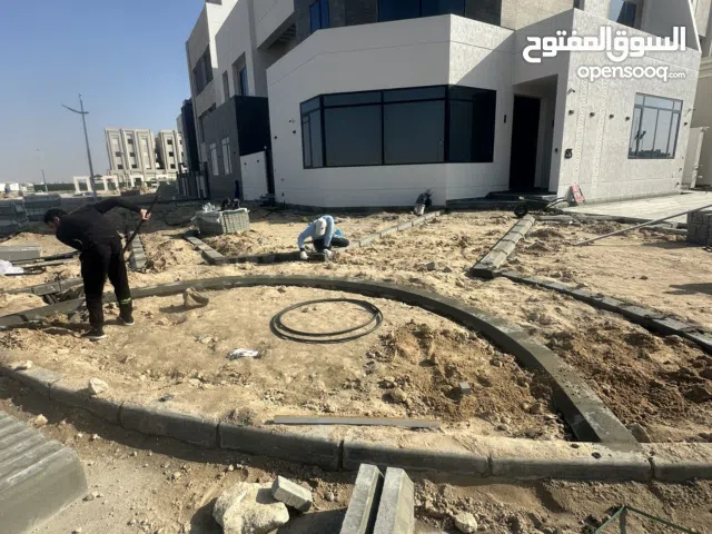 تركيب بلاط متداخل وقيل صناعي وأسوار حديقة