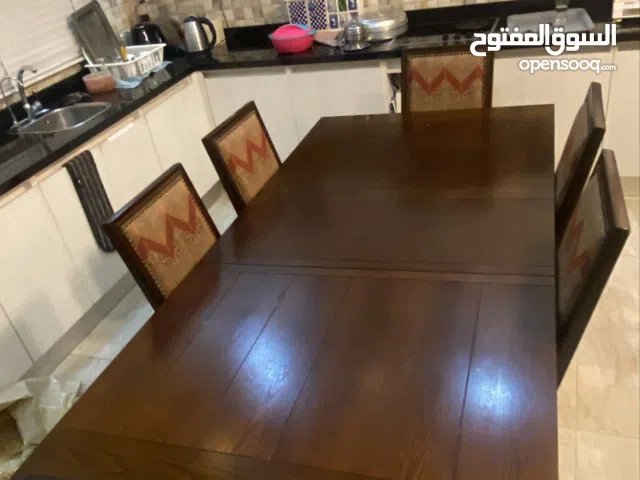 طاولة طعام و 8 كراسي بحالة ممتازة