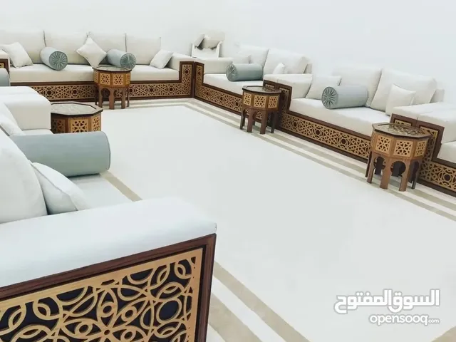 تنجيد و تفصيل جميع انواع المفروشات وتفصيل الجلسات الارضيه وتفصيل الكنب والكراسي علي احدث طراز وتفصيل