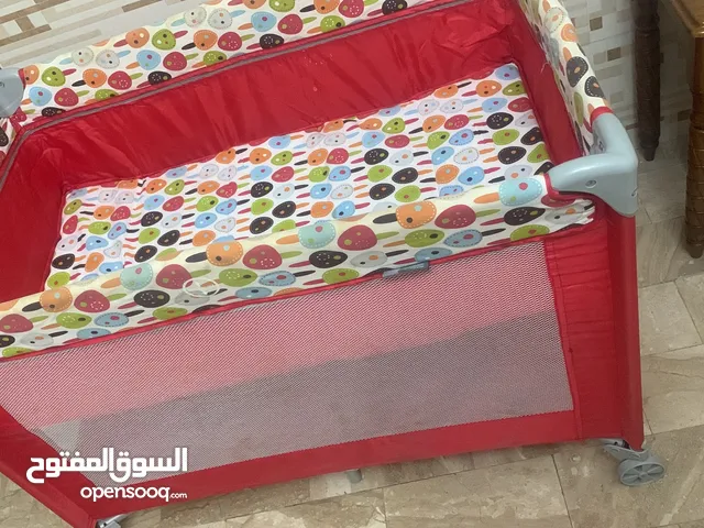 تخت بيبي لون احمر