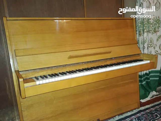 بيانو خشبي الكلاسيكي بحاله ممتازة بسعر مغري