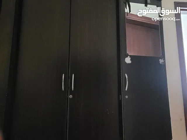 خزانة وسط للبيع مستعمله سنه