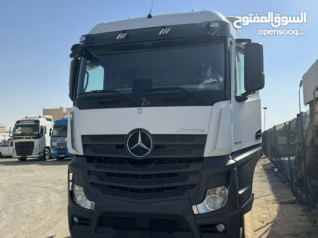 Tractor Unit Mercedes Benz 2017 in Dubai