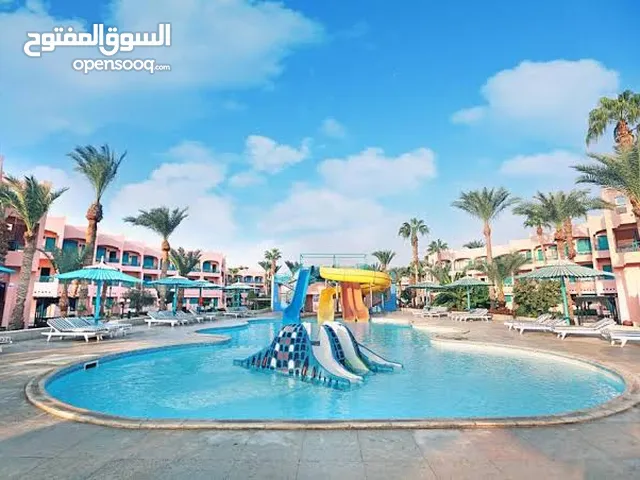 فندق في الغردقة للبيع فندق 5نجوم صف اول علي البحر مساحة الفندق 28000متر (ثمانية وعشرون الف متر مر
