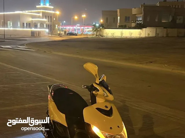 للبيع سكوتر موديل 2013 نظيفة ما يشكي من شي معه ارقمه او فيه رقم موميز