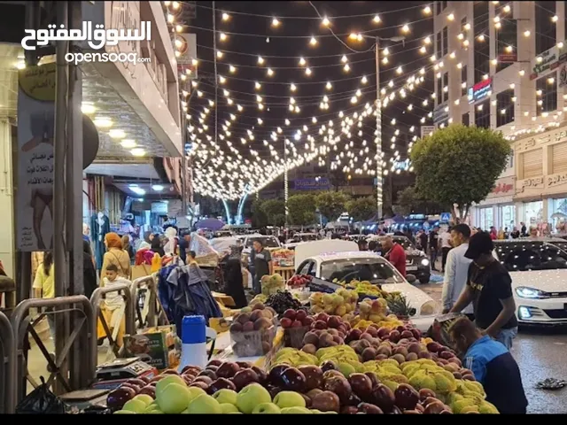 (محل تجاري للبيع خلو )مع سدة كاملة على طول المحل