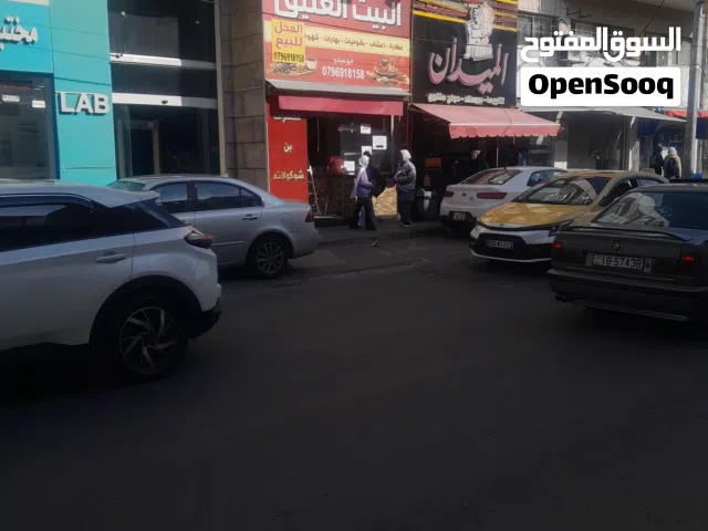 محل تجاري للبيع بسعر مغري جدا باب واحد سده كبيره..شارع تجاري وحيوي ...وحركه كبيره....شارع البلديه...