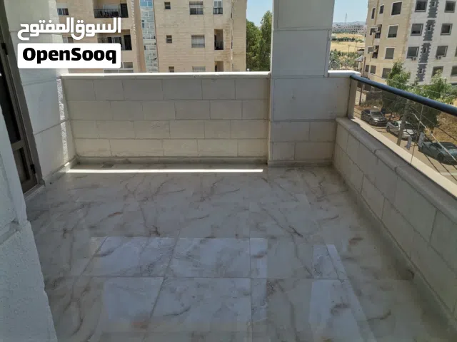 شقه فخمه واطلاله رائعه 203 م ثاني فني على شارع البتراء مقابل بيت البن البرازيلي