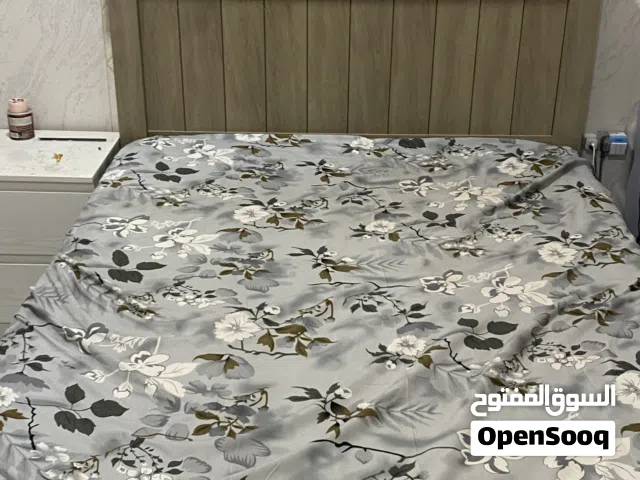 للبيع سرير وكبت ملابس وطاوله تلفزيون مستعملات فتره بسطه جدا
