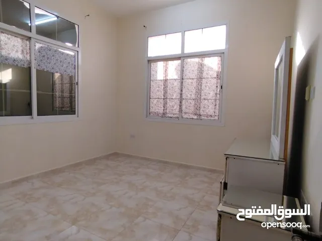 للايجار شقه ف بنايه غرفه صاله حمام مطبخ شامل ماء كهرباء انترنت صيانه ب 2500 شهري الموقع الخبيصي