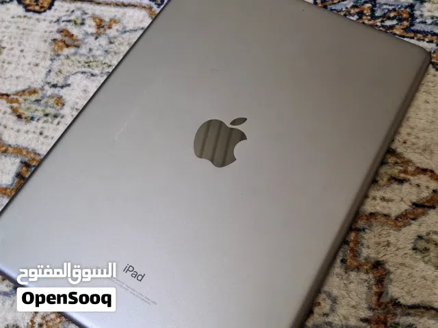 Apple iPad 128 GB in Al Dakhiliya