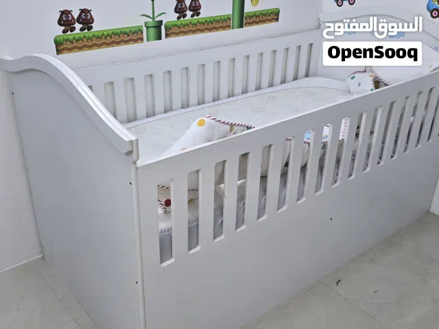 غرفة نوم طفل مع هدية