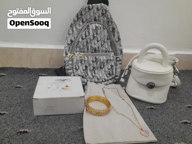 شنطتان  وعلبة مبخره جديده لايوجد استعمال و5اسورات وسلسال جميل وفخم