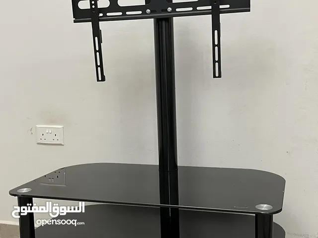 طاولة تلفزيون مع حامل جداري شبه جديد بحالة ممتازة