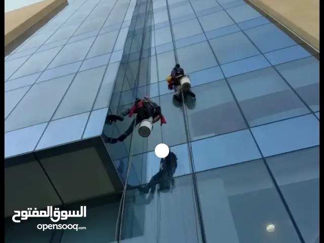 تنظيف واجهة المباني زجاجية