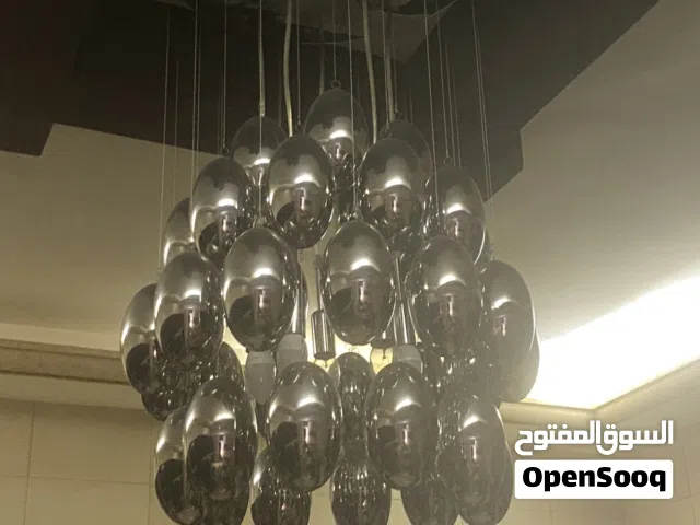 ثريا مودرن بحالة جيدة جدا بثلاث الوان ابيض،اصفر،ازرق مع ريموت للبيع