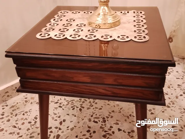 طاولة صالون بحالة الوكاله ثلاث قطع  مع كزاز لون ابيض فقط ب 80 دينار