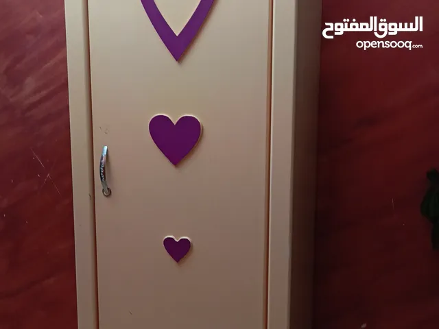 بالصلاه على النبي يوجد خزانة ظرفة ودرجين تفصيل 18 لاتيه كامل مع مرايه قلب الحب برضو تفصيل