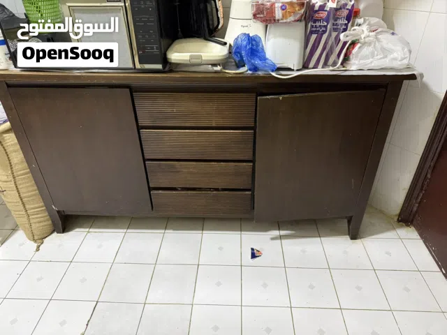 Kitchen with 3 drawers and 4 cabinets