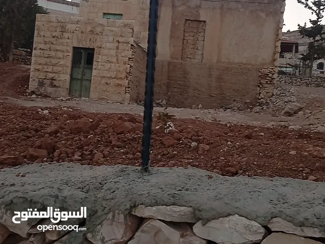 ارض مع بيت صغير في قرية الشواورة للبيع  تصنيف الف واصلها جميع الخدمات مصورة ومسكرة الارض مساحتتا 800
