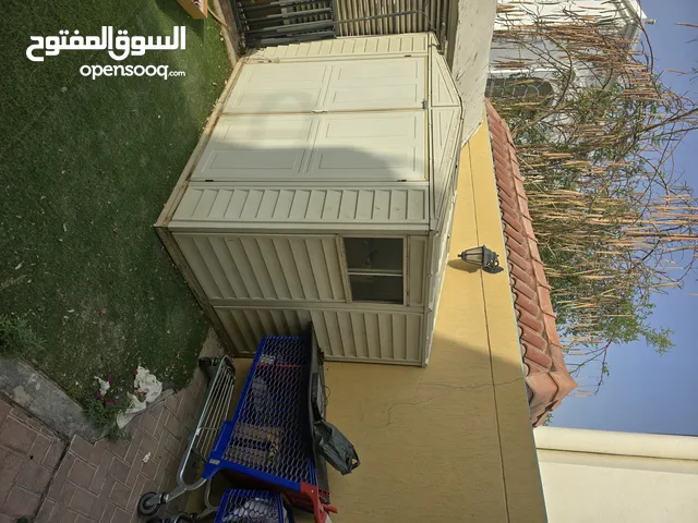 مستودع خارجي بالحديقة للباركنيج واسع